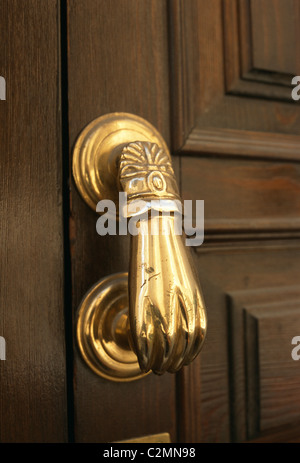 Córdoba, Andalusien, Spanien. -Detail von einem Messing Türklopfer in Form einer Hand. Stockfoto