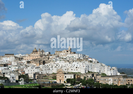 Ostuni. Puglia. Italien. Blick auf die alte Stadt Ostuni. Stockfoto