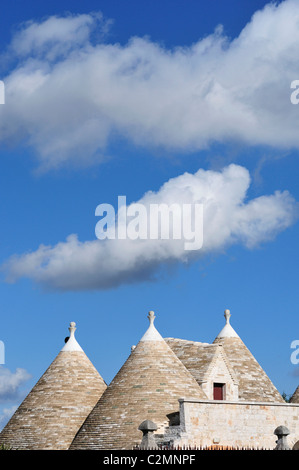 Alberobello. Puglia. Italien. Konisch geformte Dächer von einem Trullo in der Landschaft zwischen Locorotondo und Alberobello. Stockfoto