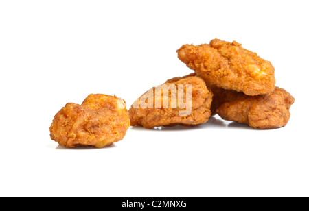 Würzige indische Pakora aus niedrigen Perspektive isoliert auf weiss. Stockfoto