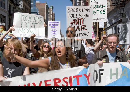 Anti-Kriegs- und friedensmarsch, der eine allgemeine Unzufriedenheit mit der Bush-Regierung in NYC zum Ausdruck bringt.raus aus Afghanistan. Stockfoto