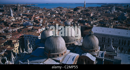 Str. kennzeichneten Basilica, Venedig, 1063-1094. Blick über Venedig vom Campanile. Stockfoto