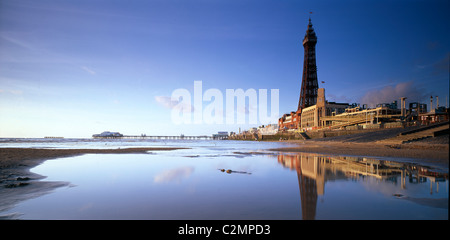 Blackpool Promenade mit North Pier und Turm. Stockfoto