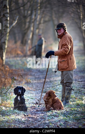 Mann, stehend mit Hunden angetriebenen Sho Stockfoto