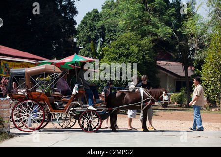 Der Tourist verwendet Pferdekutsche besuchen berühmte Tempel Wat Si Rong Mueang Lampang, Thailand Stockfoto