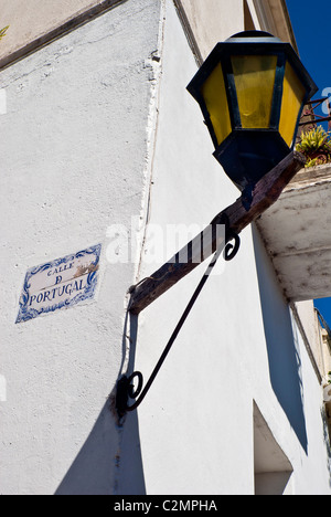 Niedrigen Winkel Schuss von Straßenlaterne in Colonia del Sacremento, Uruguay Stockfoto