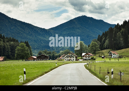 Bayern, Deutschland - Straße durch ein kleines Dorf in Bad Tölz-Wolfratshausen Stockfoto
