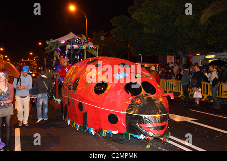 Santa Cruz De Tenerife Karneval 2011: Marienkäfer als Karneval-Fahrzeug. Stockfoto