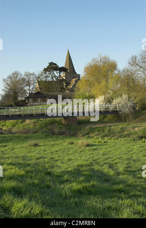 Fußgängerbrücke über den Fluß Cuckmere, das malerische Dorf Touristenort in der South Downs National Park. Stockfoto