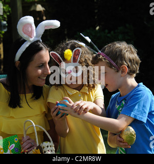 Mutter und Kinder mit Ostereiern Stockfoto