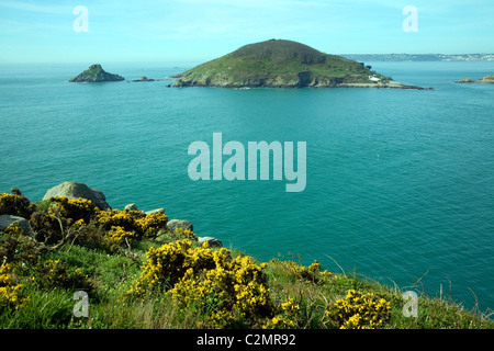 Jethou Insel von Herm, Kanalinseln, Großbritannien mit kleinen Grande Fauconniere Insel auf der linken Seite und Guernsey in Ferne Stockfoto