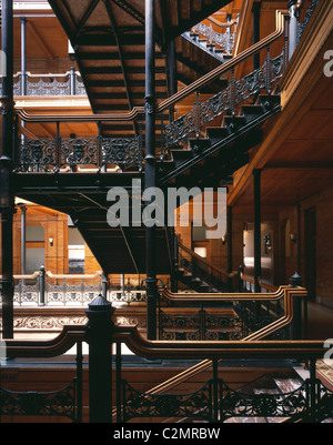 Das Bradbury Building, Los Angeles (1893) Treppe mit Brüstungen aus Gusseisen Stockfoto