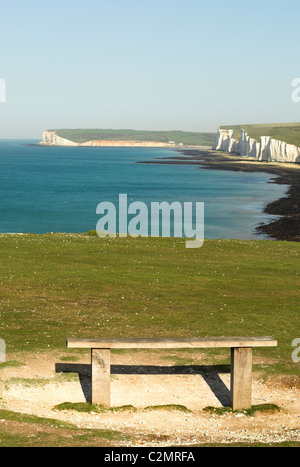 Eine Klippe Top Sitz schauen heraus über den sieben Schwestern in den South Downs National Park in East Sussex. Stockfoto