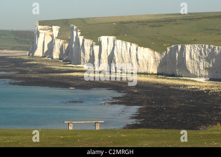 Eine Klippe Top Sitz schauen heraus über den sieben Schwestern in den South Downs National Park in East Sussex. Stockfoto