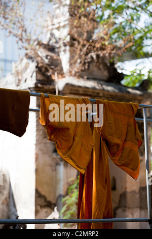 Buddhistischer Mönch Gewand an der Wäscheleine im Wat Sri Chum, Lampang Thailand hängen. Stockfoto