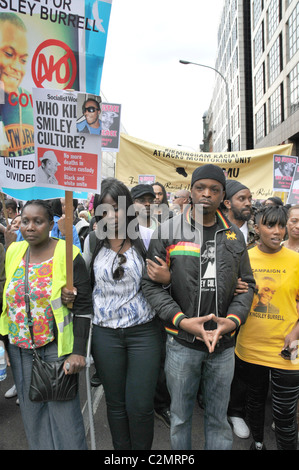 Smiley Kultur Protest New Scotland Yard keine Gerechtigkeit ohne Frieden "Who Killed Smiley Kultur" Stockfoto