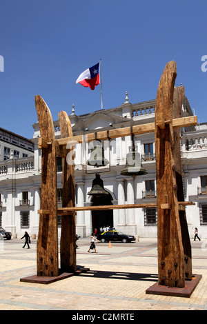 Ein Kunstskulptur mit Glocken auf dem Platz an der Rückseite des Palacio La Moneda (Geld Palace) oder Santiago, Chile, Südamerika. Stockfoto