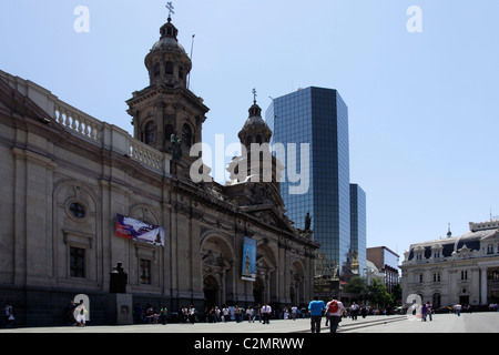 Blick auf den Dom in der Plaza de Armas, Santiago, Chile, Südamerika. Stockfoto