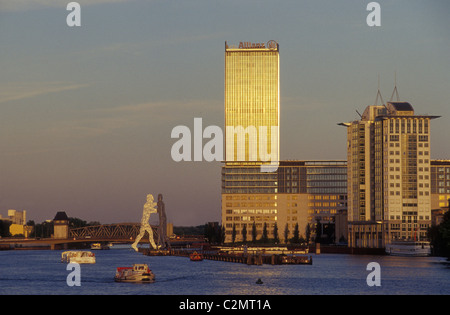 Treptowers Und Twin Towers und Spree mit Skulptur "Molecule Men" von Jonathan Borofsky, Berlin-Treptow, Berlin, Deutschland. Stockfoto