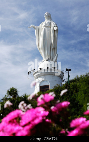 Die Statue der Virgen De La Inmaculada (oder Jungfrau der Unbefleckten Empfängnis eine) auf Cerro San Cristóbal, Santiago, Chile, Südamerika. Stockfoto