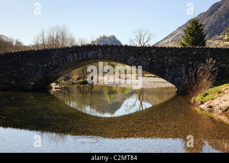 Schloss Crag spiegeln sich in einer Brücke Bogen über den Fluss Derwent im Borrowdale in Lake District National Park. Grange, Cumbria, England, Großbritannien Stockfoto