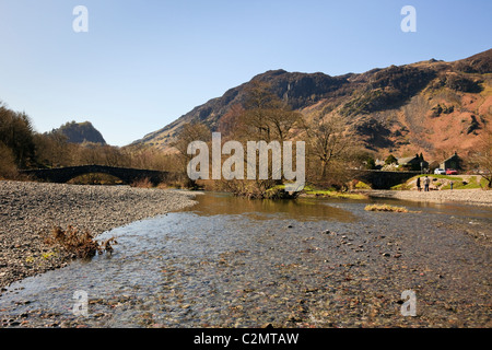 Grange, Cumbria, England, UK. Aussicht auf Dorf und Brücke entlang Fluss Derwent in Borrowdale in den Lake District National Park Stockfoto