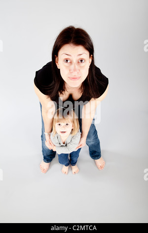 Glückliche Familie zusammen hängen Stockfoto