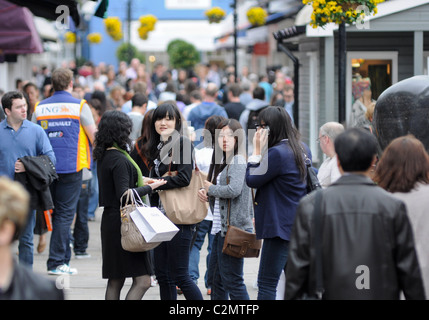 Bicester Village, führender Designer Outlet Shopping Destination ist bei den chinesischen Kunden. Bicester. Oxfordshire, England. Stockfoto