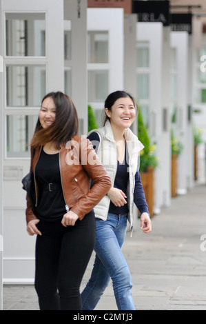 Bicester Village, führender Designer Outlet Shopping Destination ist bei den chinesischen Kunden. Bicester. Oxfordshire, England. Stockfoto