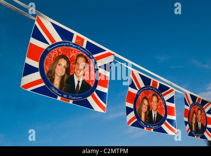 Königliche Hochzeit Girlande Fahnen, mit Union Jack, British / uk Flagge und ein Bild von William und Kate. Stockfoto