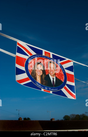 Königliche Hochzeit Girlande Fahnen, mit Union Jack, British / UK Flagge und ein Bild von William und Kate. Stockfoto