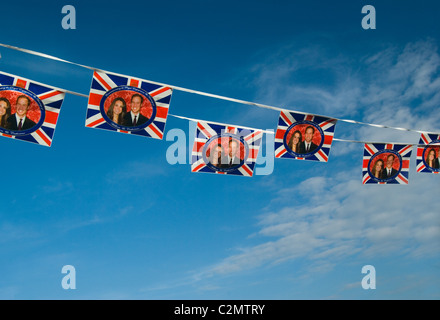 Königliche Hochzeit Girlande Fahnen, mit Union Jack, British / uk Flagge und ein Bild von William und Kate. Stockfoto