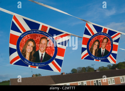 Königliche Hochzeit Girlande Fahnen, mit Union Jack, British / uk Flagge und ein Bild von William und Kate. Stockfoto