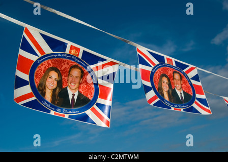 Königliche Hochzeit Girlande Fahnen, mit Union Jack, British / uk Flagge und ein Bild von William und Kate. Stockfoto