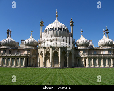 Vorderansicht des Royal Pavilion in Brighton East Sussex mit schneiden frisch grünen Rasen in den Vordergrund und blauer Himmel Stockfoto