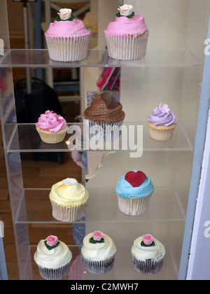 Ein Blick auf eine bunte Anzeige von Cupcakes in einem Schaufenster Stockfoto