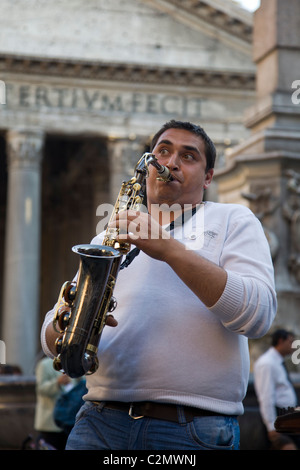 Ein Mann spielt Saxophon in der Straße von Rom, auf der Piazza della Rotonda, vor dem Pantheon, Rom, Italien Stockfoto
