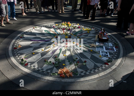 John Lennon - Strawberry Fields Memorial im Central Park in der Nähe der Dakota Building, wo der Musiker ermordet wurde Stockfoto