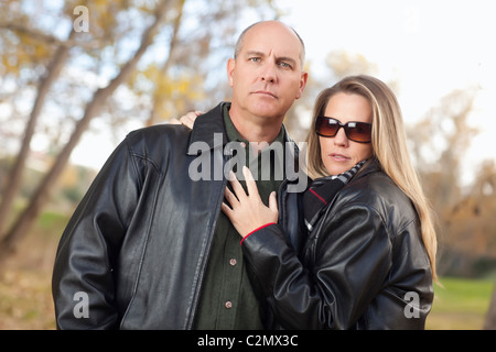 Ernsthafte attraktives Paar im Park mit Lederjacken. Stockfoto