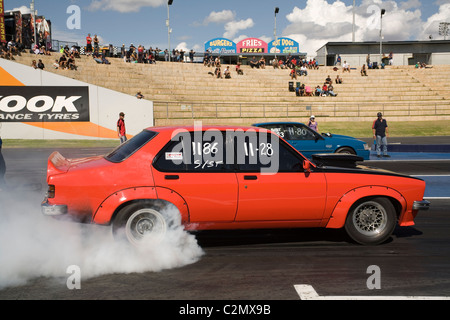 Klassische 1970er Jahre Modell australischen Holden Torana einen Burnout bei einem Aussie Drag-Rennen Treffen durchführen. Stockfoto