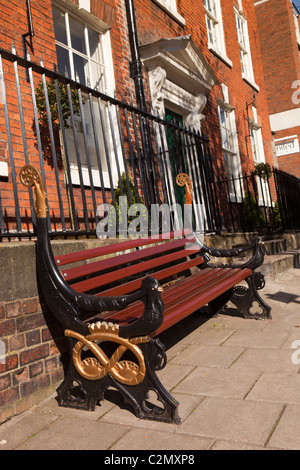 Großbritannien, England, Staffordshire, Lauch, St Edward Street, Staffordshire Knoten gestylt aus Gusseisen Bank Stockfoto