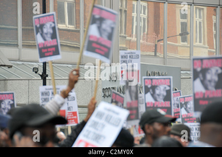 Smiley Kultur Friedensrichter Tod Sorgerecht "Tod Obhut" Protest Polizei New Scotland Yard No No Friedensrichter Stockfoto