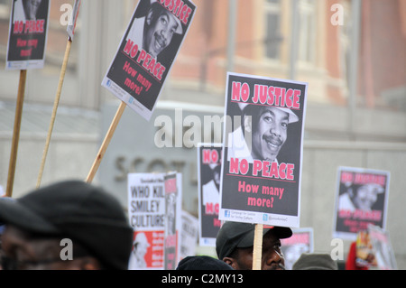 Smiley Kultur Friedensrichter Tod Sorgerecht "Tod Obhut" Protest Polizei New Scotland Yard No No Friedensrichter Stockfoto