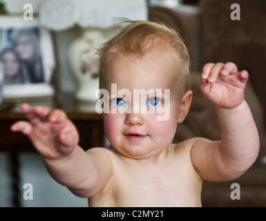 Ein männliches Baby im ersten Lebensjahr Stockfoto