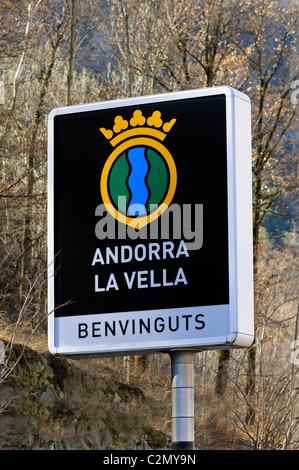 Willkommen Sie in der Hauptstadt Andorra La Vella, Willkommensschild in katalanischer Sprache am Eingang von Andorra La Vella, Fürstentum Andorra Stockfoto