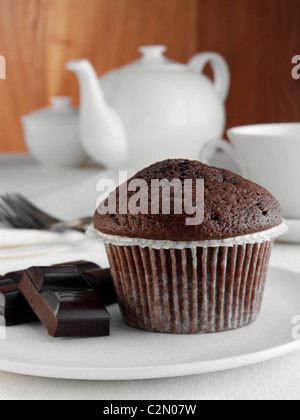 Frühstück Schokolade Muffin mit Schokostückchen und Tee-set Stockfoto