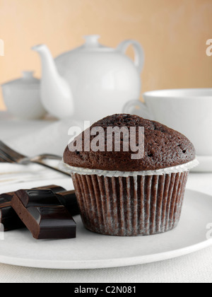 Frühstück Schokolade Muffin mit Schokostückchen und Tee-set Stockfoto