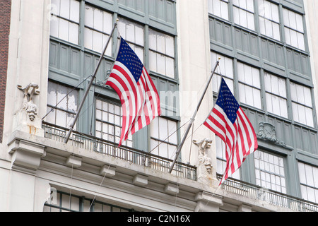 Amerikanische Flaggen hängen vor Macys Shop Stockfoto