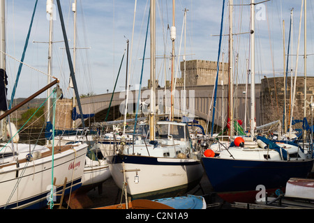 Kleine Yachten auf der Seite von Quat in Conwy Nord-Wales Stockfoto