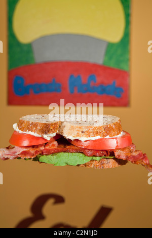 BLT Bacon Salat-Tomaten-Sandwich auf Vollkorn Multi-Korn-Brot Stockfoto